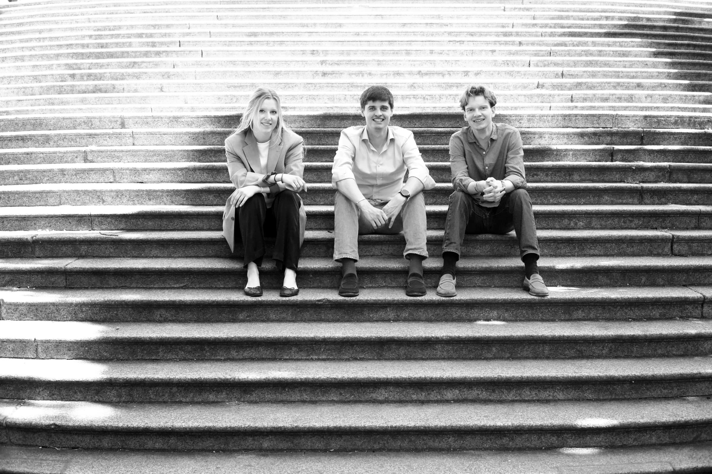 Celina, Ferdinand und Lucas, die Gründer von PrepWell, auf einer Treppe