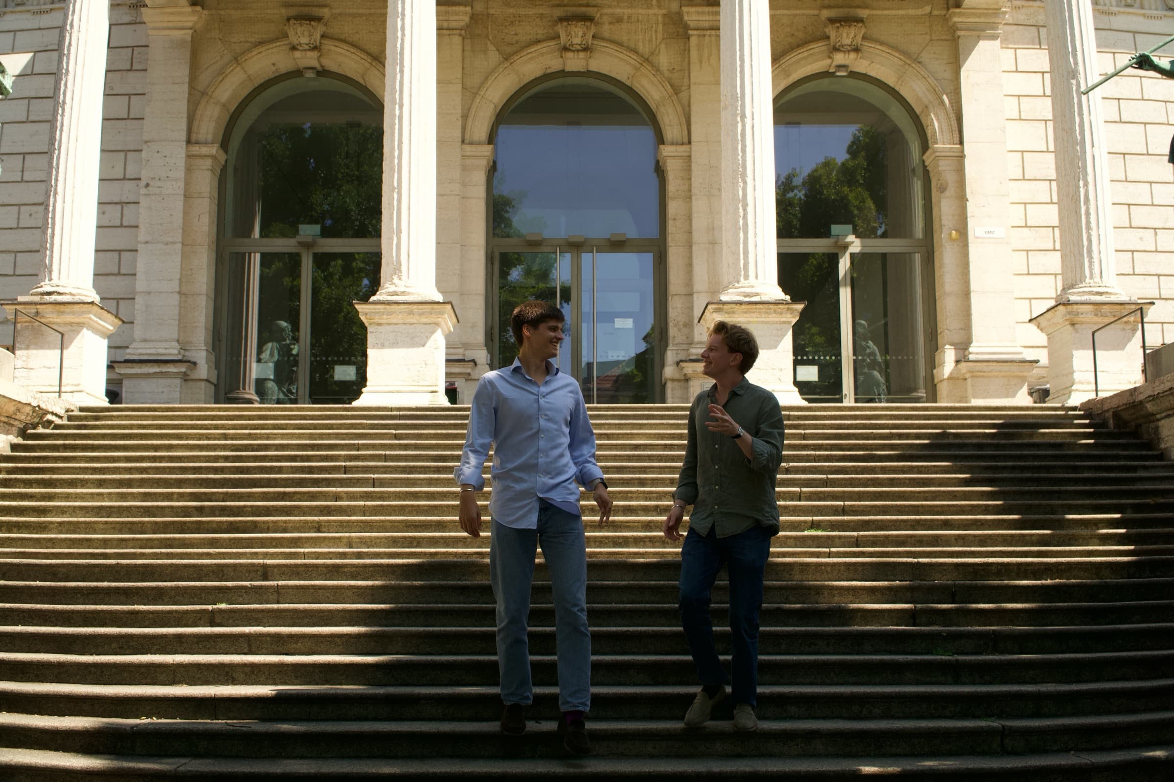 Ferdinand und Lucas vor dem Universitätsgebäude